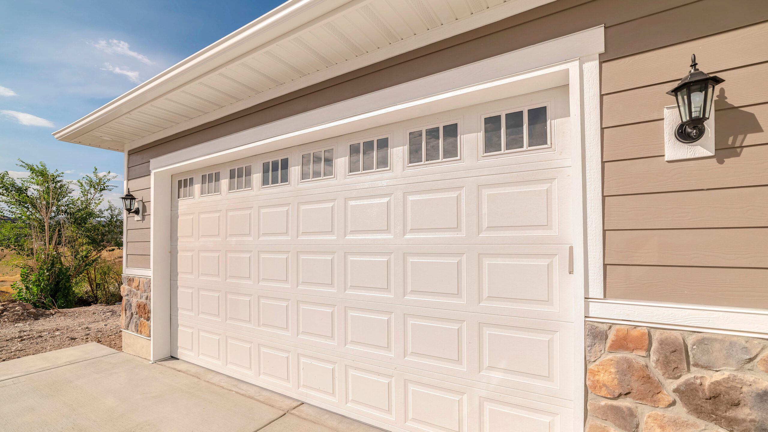 Affordable Garage Door Fix is proud to provide expert garage door repair in Bountiful, Utah. Contact us at (385) 213-1977 for a quote.